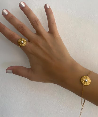 Circular Bracelet with Pearl